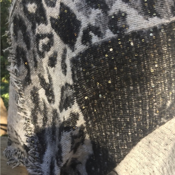 Vince Camuto reversible cape poncho in shades of gray HP24 - Picture 4 of 12